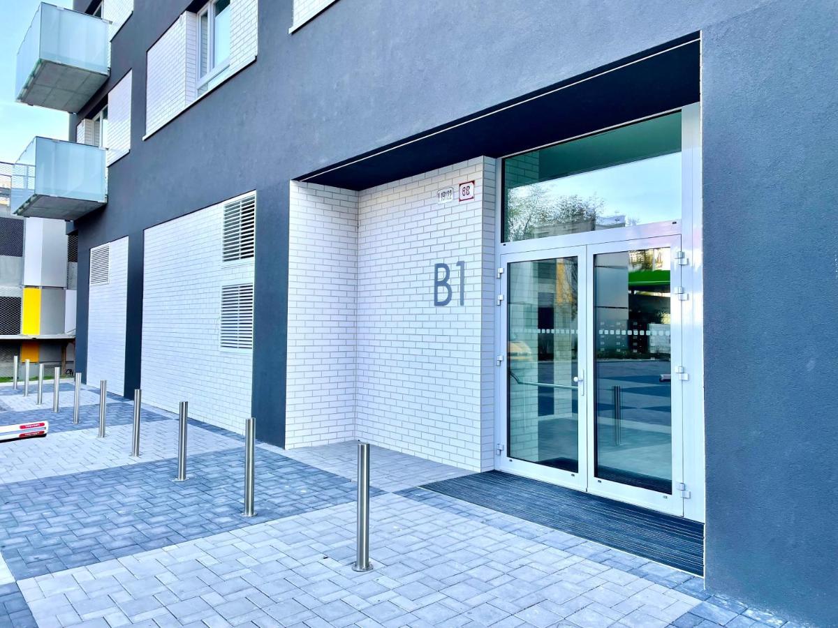 Explore Bratislava Exterior foto