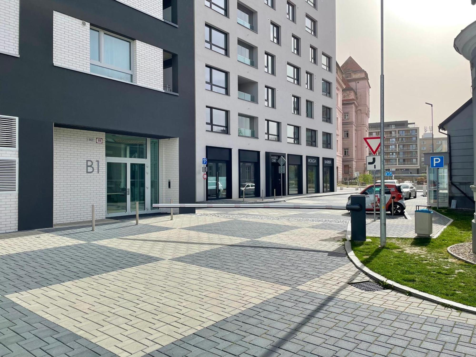Explore Bratislava Exterior foto